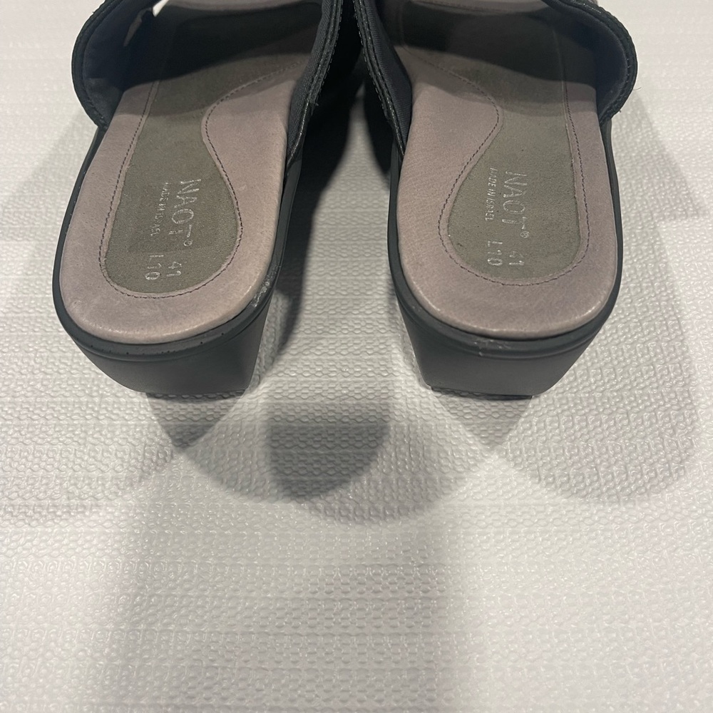 Naot Embossed Leather Sandal. Mixed materials and color. Size 41. US 10. - Picture 3 of 3